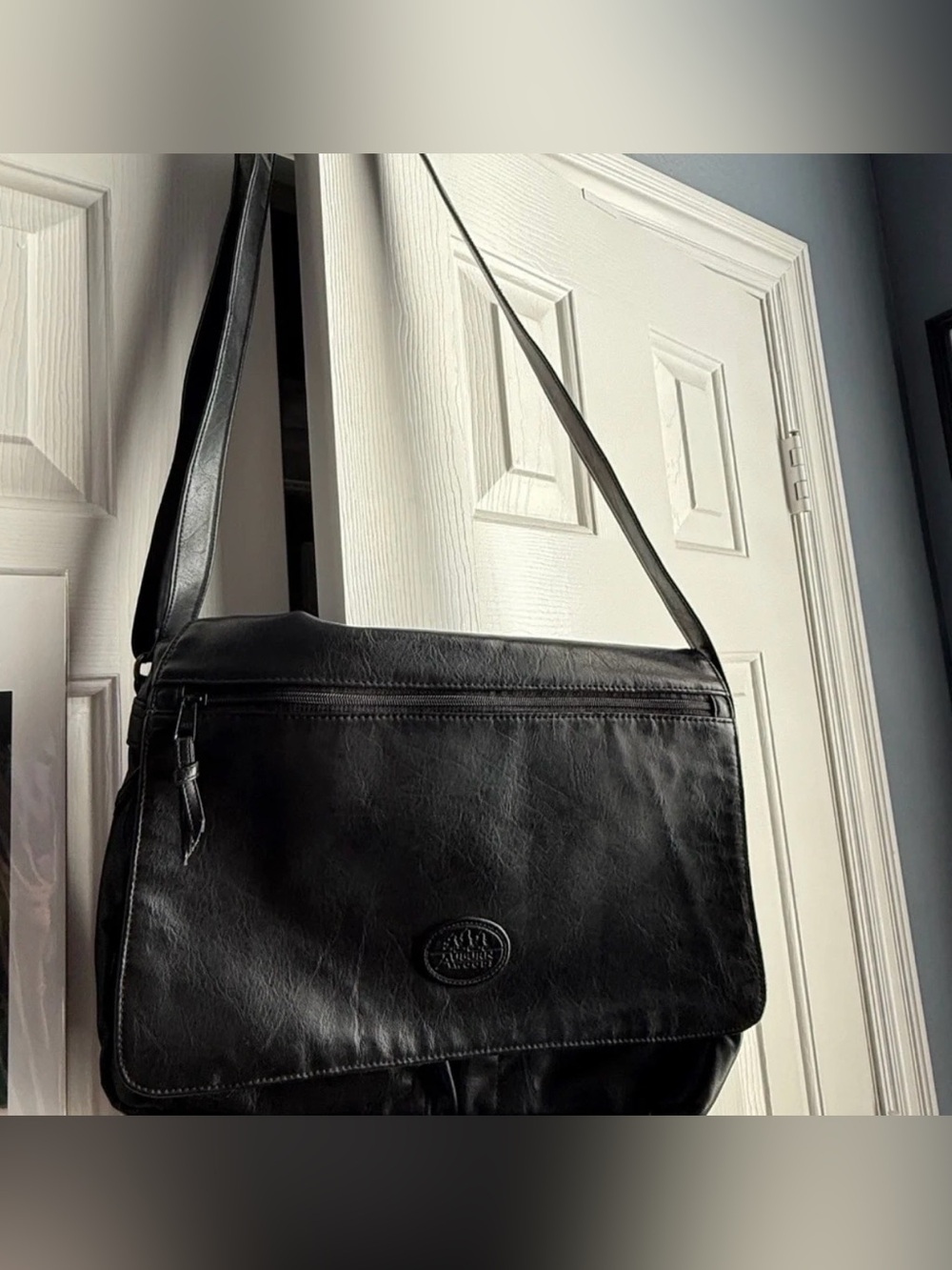 Vintage 1980’s Auburn Woods Faux Leather Messenger Laptop Bag. Lots of Storage!